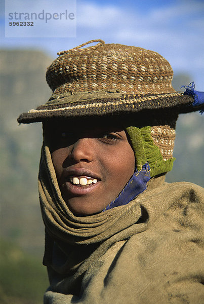 Lächelnd Hügel Stamm Junge mit Hand gewebt  Hut  Simien Mountains  Äthiopien  Afrika