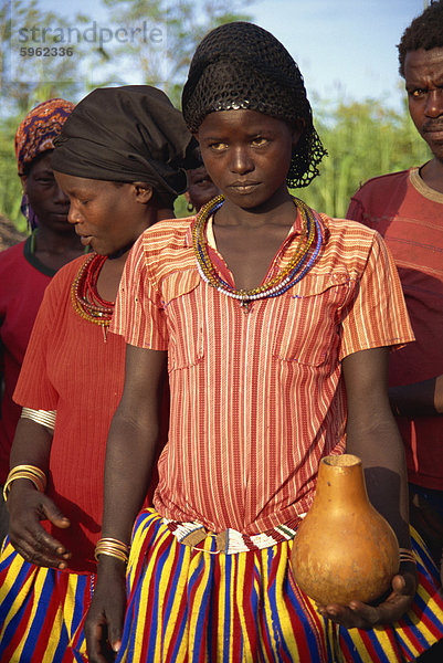 Bunt gekleidete Mädchen mit Kürbis  Halskette und Armband  Äthiopien  Afrika