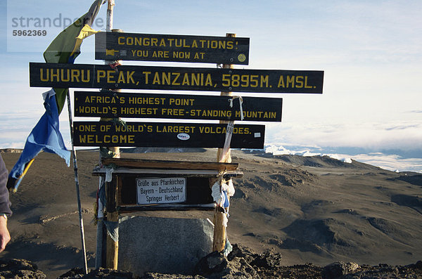 Schild am Gipfel des Uhuru Peak 5895m  Kilimanjaro Nationalpark  Tansania  Ostafrika  Afrika