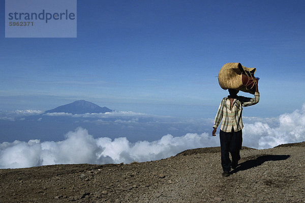 Porter mit Mount Meru in Hintergrund  Kilimanjaro Nationalpark  Tansania  Ostafrika  Afrika