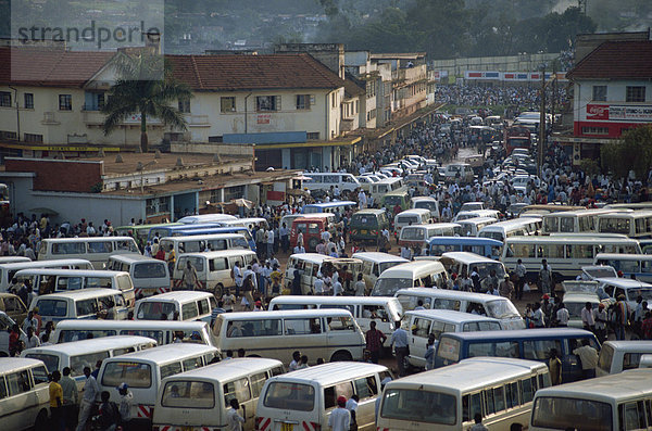 Matatu (Kleinbus) Park  Kampala  Uganda  Ostafrika  Afrika