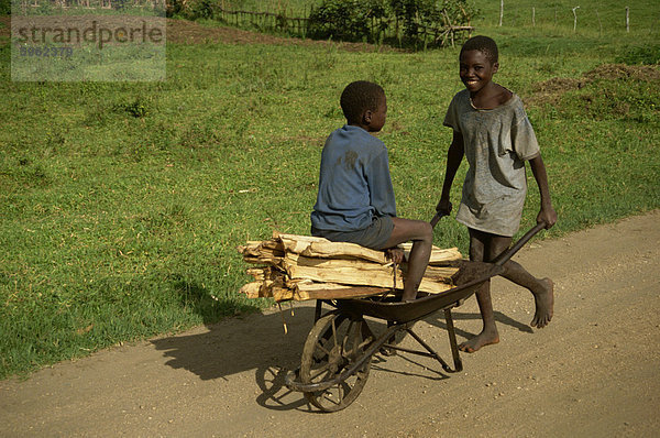 Ostafrika schieben Junge - Person Holz Schubkarre Afrika Uganda