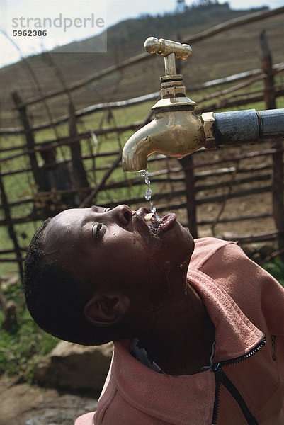 Wollo junge Trinkwasser aus geschützten Spring  Äthiopien  Afrika