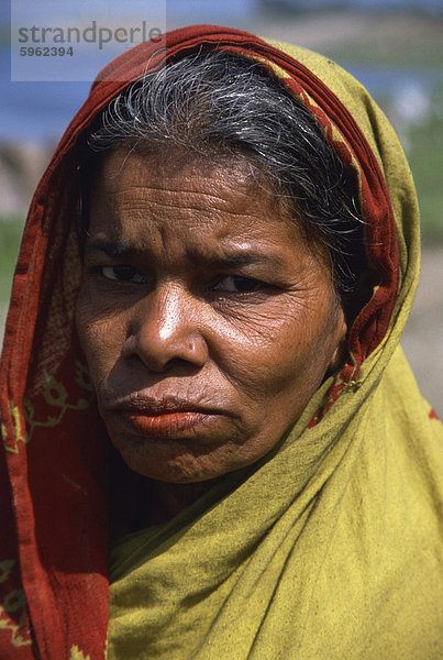 Porträts einer Frau aus einem Slum  Dhaka  Bangladesch  Asien