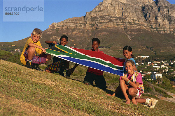 Kinder mit Nationalflagge  Südafrika  Afrika