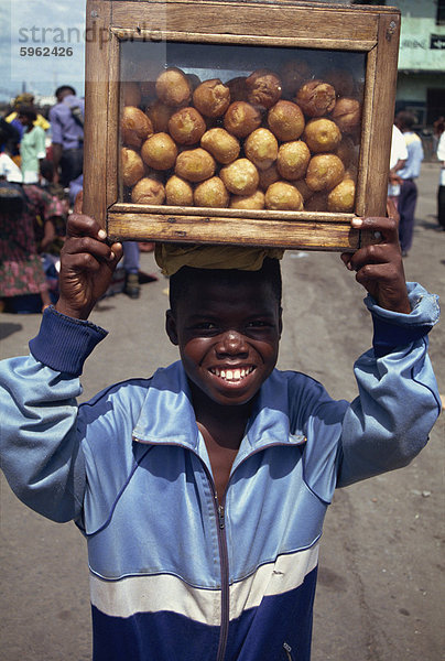 Junge Bohnen Kuchen  Monrovia  Liberia  Westafrika  Afrika zu verkaufen