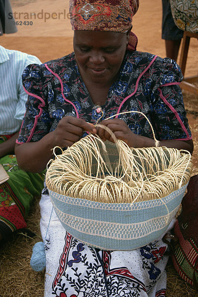 Herstellung traditionellen Korb  Kibwezi  Kenia  Ostafrika  Afrika