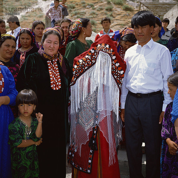 Braut und Bräutigam  Turkmenisch Hochzeitsgesellschaft  Bakharden Höhle  Turkmenien  Zentral-Asien  Asien