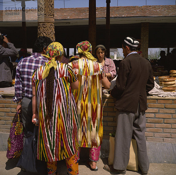 Usbekische Frauen  Zentralmarkt  Samarkand  Usbekistan  Zentralasien  Asien