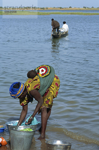 Wäsche waschen im Fluss Niger  Segou  Mali  Westafrika  Afrika