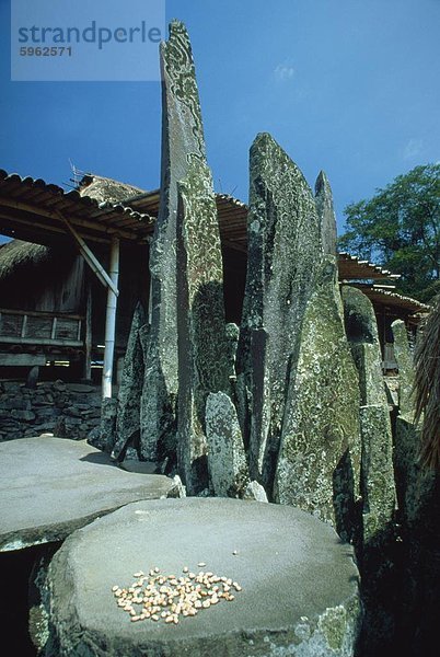 Megalithen in Bena  einem traditionellen Ngada Dorf in der Nähe von Bajawa in zentralen Flores  Timor  Südostasien  Asien