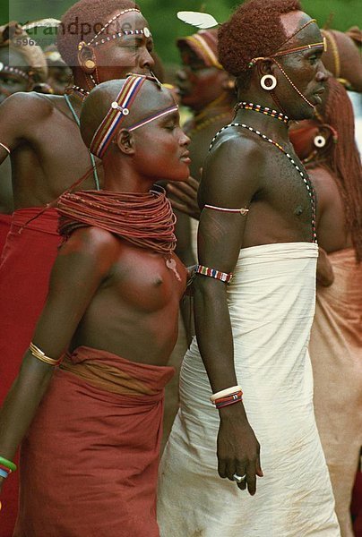 Junge Samburu tun  traditionellen Stammes-Tanz  Kenia  Ostafrika  Afrika