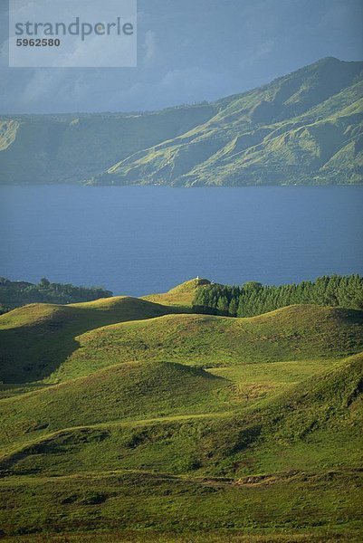 Zeigen Sie nördlich von Samosir Insel nahe Ambarita in Richtung Norden Ufer des Lake Toba  Sumatra  Indonesien  Südostasien  Asien an