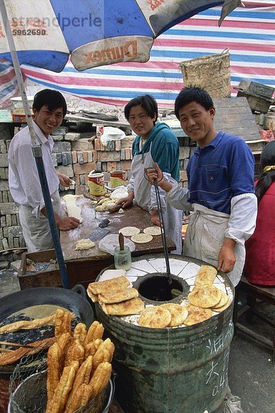 Am Straßenrand Garküche mit Wok und Ofen in Stadtzentrum  Shanghai  China  Asien