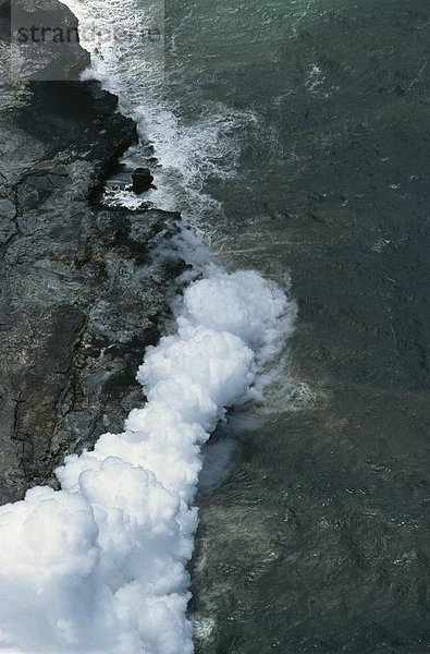 Dampf-Wolke steigt  wo Lava vom Pu'u O' O Rußwesen Zapfen weit landeinwärts Meer am südöstlichen Puna Küste in der Nähe von Kaimu  Big Island  Hawaii  Hawaii  Vereinigte Staaten von Amerika  Pazifik  Nordamerika tritt