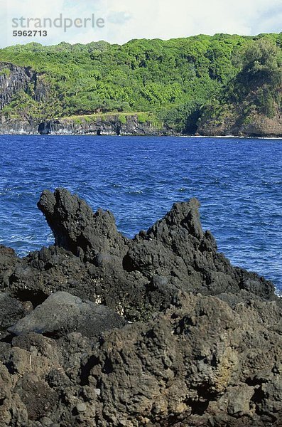 Gezackte schwarze Lava Ufer Keanae Halbinsel  Hana Küstenstraße  Maui  Hawaii  Hawaii  Vereinigte Staaten von Amerika  Pazifik  Nordamerika
