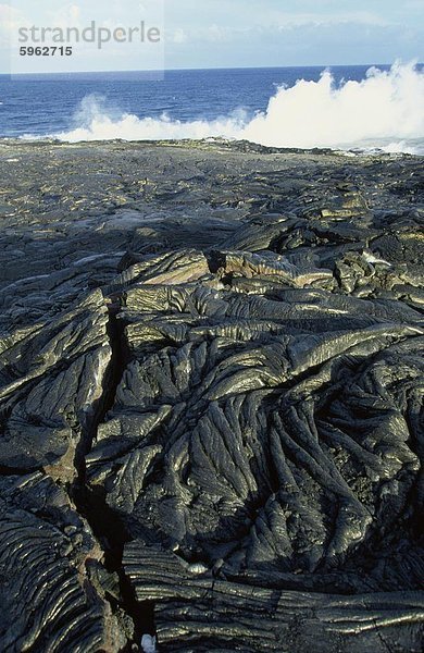 Frisch Pahoehoe oder zweifelhafte Lava  in der Nähe  wo Dampf aus Lava  die Einreise in das Meer an der südöstlichen Küste der Puna  Big Island  Hawaii  Hawaii  Vereinigte Staaten von Amerika  Pazifik  Nordamerika steigt