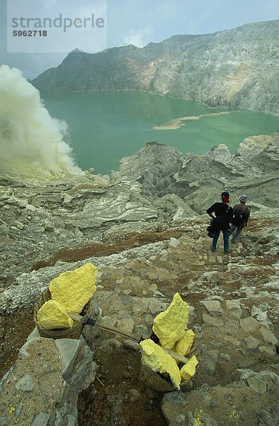 Der Krater und Krater See des Gunung Ijen in Java  Indonesien  Südostasien  Ostasien