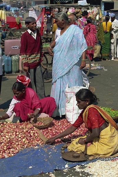 Zwiebeln für den Verkauf im Markt  Pune  Maharashtra Zustand  Indien  Asien