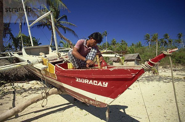 Mann Malerei Auslegerboot auf Boracay Island  vor Panay  Philippinen  Südostasien  Asien