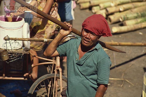 Menschen  die Arbeiten an den Docks in Iloilo City  Panay  Visayan Islands  Philippinen  Südostasien  Asien