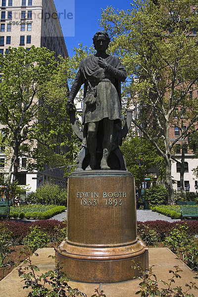 Edwin Booth Statue in Gramercy Park  New York City  New York  Vereinigte Staaten von Amerika  Nordamerika