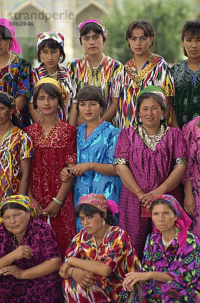 Gruppe der usbekischen Frauen  Registanplatz  Samarkand  Usbekistan  Zentralasien  Asien