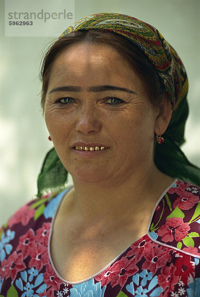 Usbekische Augenbrauen und Goldzähne  Sitorai-Mokhi-Khosa  in der Nähe von Bukhara  Uzbekistan  Zentral-Asien  Asien