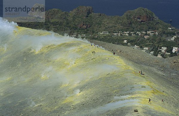 Vulkanische Dampf aus schwefelhaltigen Fumarolen am Rand der Gran Cratere Insel Vulcano  Liparische Inseln  UNESCO Weltkulturerbe  Italien  mediterrane  Europa