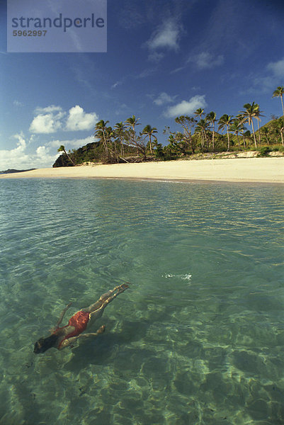Mädchen Schwimmen unter Wasser  Yasawa Island  Fiji  Pazifische Inseln  Pazifik