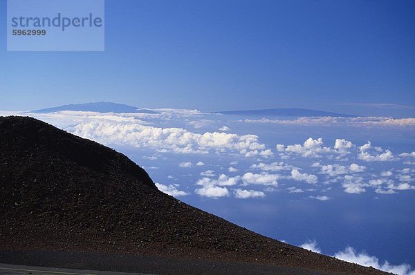 Die beiden großen 13000ft vulkanischen Gipfel des Mauna Loa auf Rechts und Mauna Kea auf der Big Island gesehen von der Spitze des Vulkans Haleakala Maui  Hawaii  Hawaii  Vereinigte Staaten von Amerika  Pazifik  Nordamerika