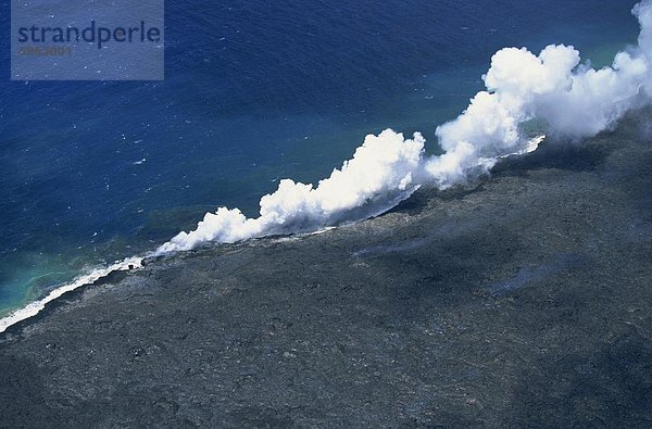 Dampf-Wolke steigt  wo Lava vom Pu'u O' O Rußwesen Zapfen weit landeinwärts Meer am südöstlichen Puna Küste in der Nähe von Kaimu  Big Island  Hawaii  Hawaii  Vereinigte Staaten von Amerika  Pazifik  Nordamerika tritt