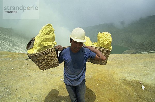 Bergmann am Kraterrand von 2400m Vulkan Gunung Ijen in Java  Indonesien  Südostasien  Ostasien