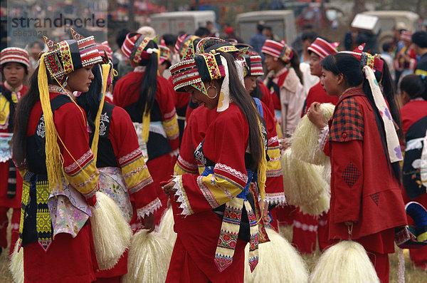 Fackel Festival  Sammeln von Minderheiten-Gruppen  Yunnan  China  Asien