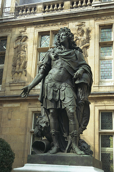 Statue von Louis XIV außerhalb des Renaissance-Gebäudes von der Hotel Carnavalet  Le Marais  Paris  Frankreich  Europa