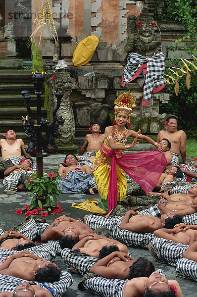 Prinzessin Sita und Interpreten der Kecak Tanz  Bali  Indonesien  Südostasien  Asien