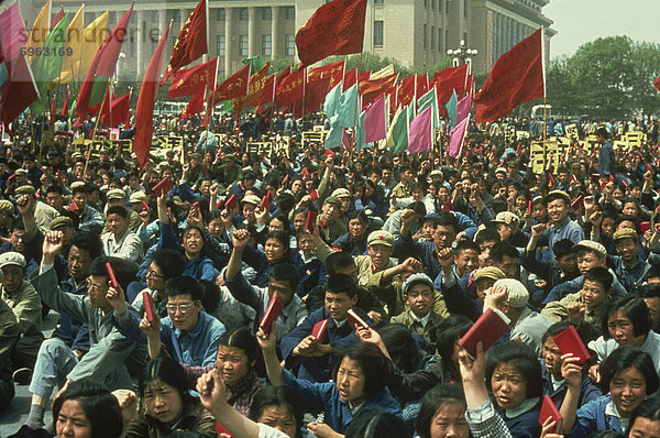 Demonstration auf dem Tiananmen-Platz während der Kulturrevolution in 1967  Peking  China  Asien