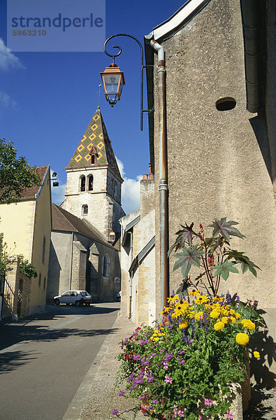 Dorf von Couchey  mit unverwechselbaren gekachelten Kirchturm  Bourgogne  Frankreich  Europa