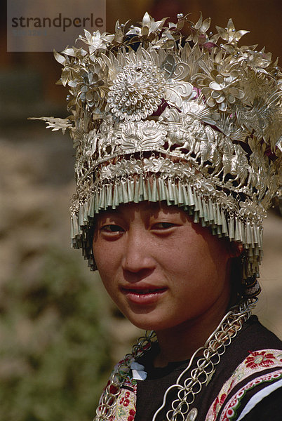 Silber Kopfschmuck getragen von Miao Mädchen  Fanpai  Guizhou  China  Asien