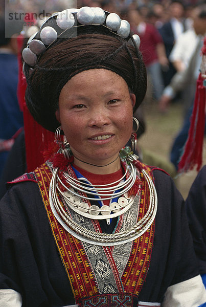 Young Miao Frau in Schmuck Silber  Pingtang  Guizhou  China  Asien