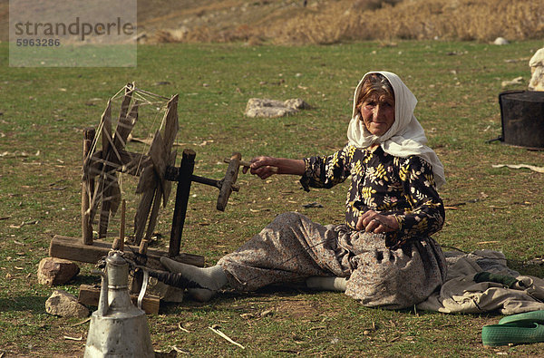 Nomad Frau Spinnen wolle  der Köprulu Tal  Anatolien  Türkei  Kleinasien  Eurasien