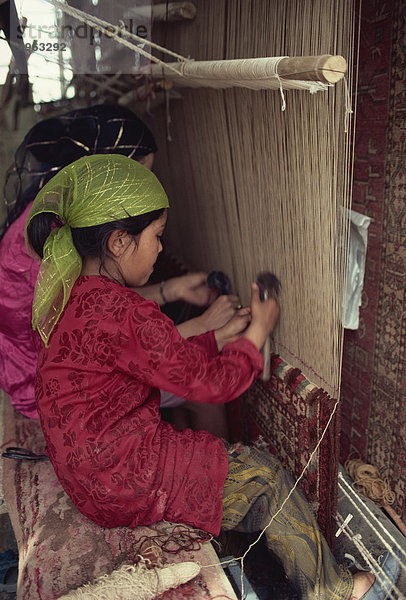 Uyghur Kinder lernen  Teppiche  Hotan  China  Asien machen