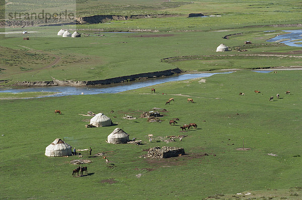 Kazak Jurten im Sommer Weide  Altaigebirge  Xinjiang  China  Nordostasien