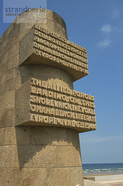 Gedenk Obelisk markiert die Landung am 6. Juni 1944  Omaha Landing Beach  Normandie  Frankreich  Europa