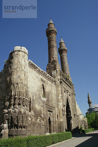 Zwei Minarette  Cifte Minare Medressah  Sivas  Anatolien  Türkei  Kleinasien  Eurasien