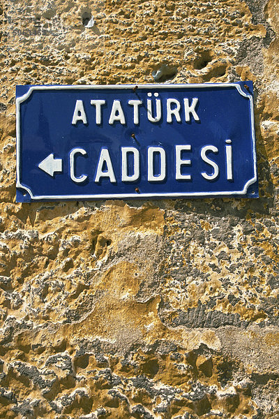 Ataturk Caddesi  Straßenschild in Kars  Nord Ost Anatolien  Türkei  Kleinasien  Eurasien