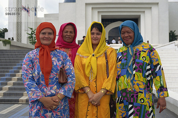 Vier Frauen in traditionellen muslimischen Malaien kleiden  Kuala Lumpur  Malaysia  Südostasien  Asien