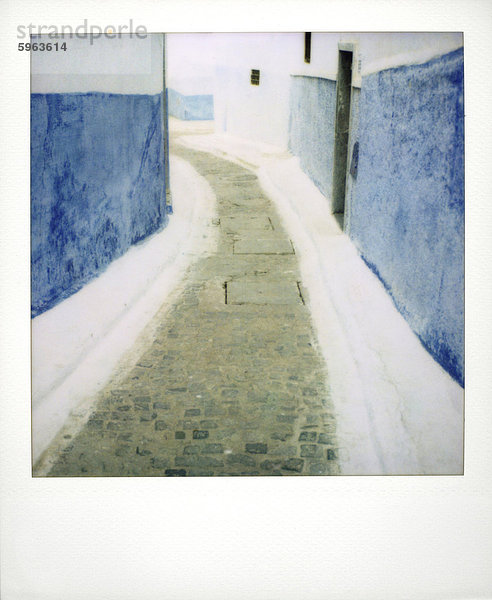 Blick auf Polaroid heruntergenommen schmale Straße Ergebnis traditionellen blau und Kalkfarben  Kasbah des Oudayas  Rabat  Marokko  Nordafrika  Afrika