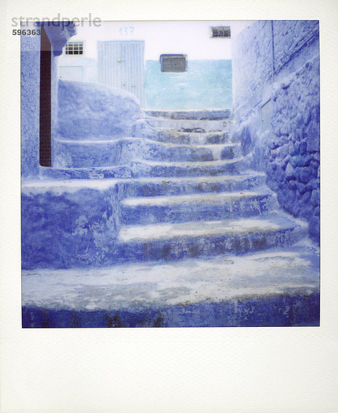 Polaroid der traditionellen Bluewashed Schritte  Chefchaouen  Marokko  Nordafrika  Afrika