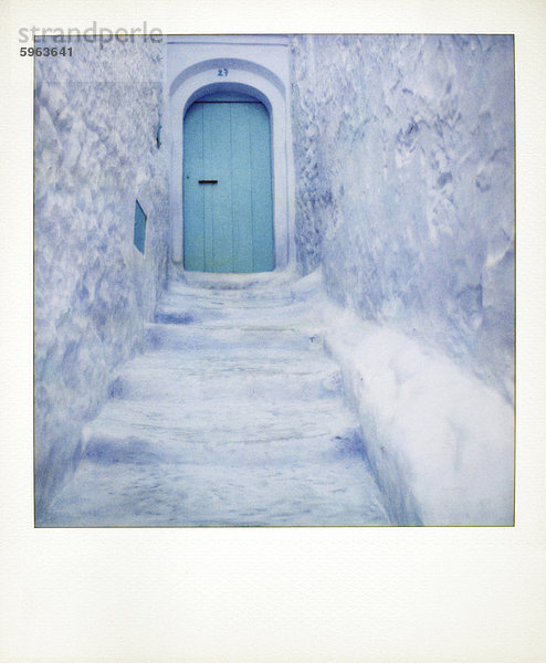 Polaroid traditionelle Bluewashed Straße und Mauern  Chefchaouen  Marokko  Nordafrika  Afrika